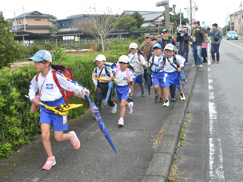 昨年は地元静岡県の掛川市立千浜小学校で下校時の避難訓練を行った（中川さん提供）