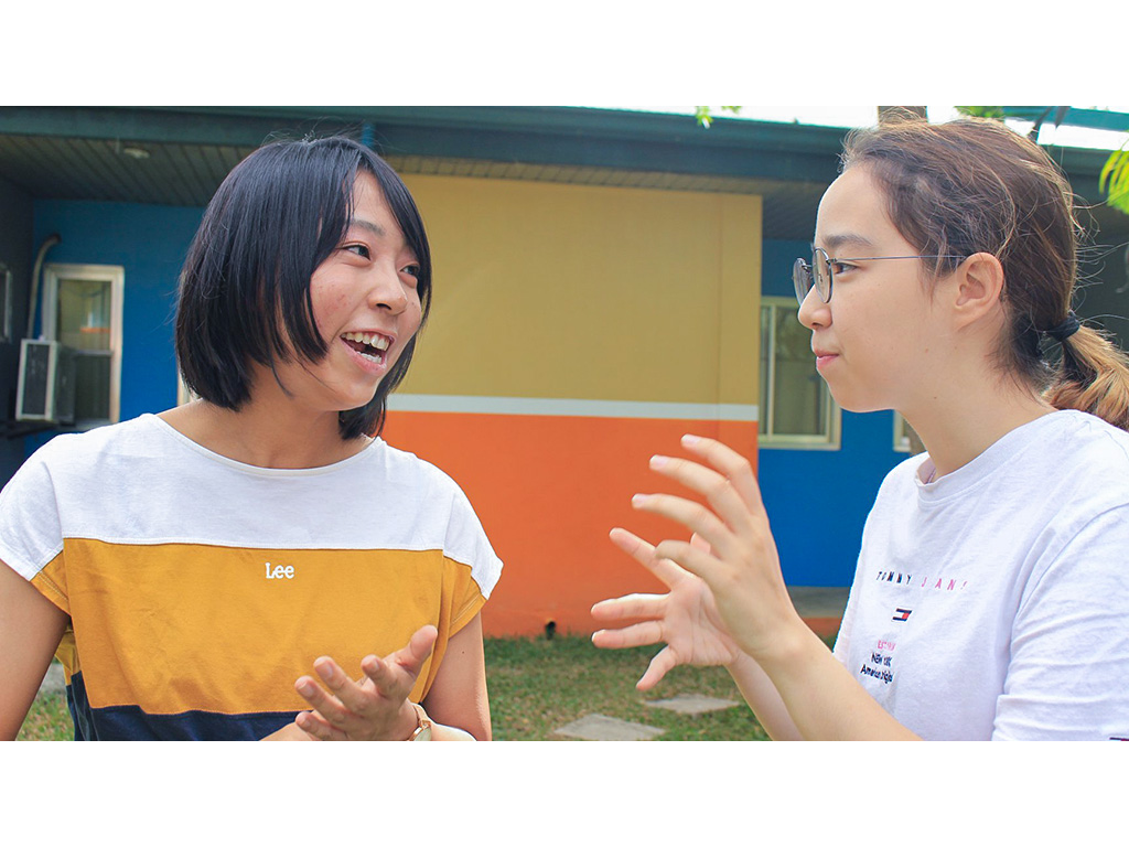 昨年度、フィリピンの語学学校で現地の若者と交流するインフィニティ国際学院の生徒