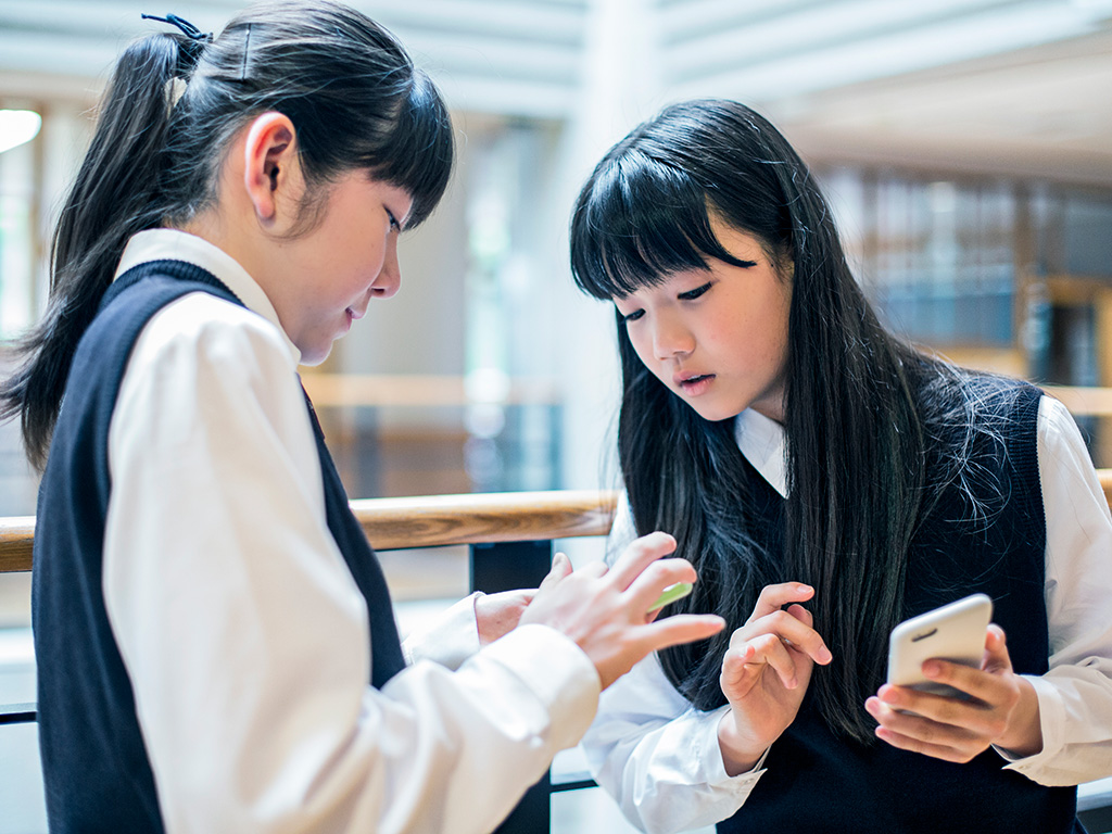 スマホ持ち込み、事情に応じて小学校でも 文科省