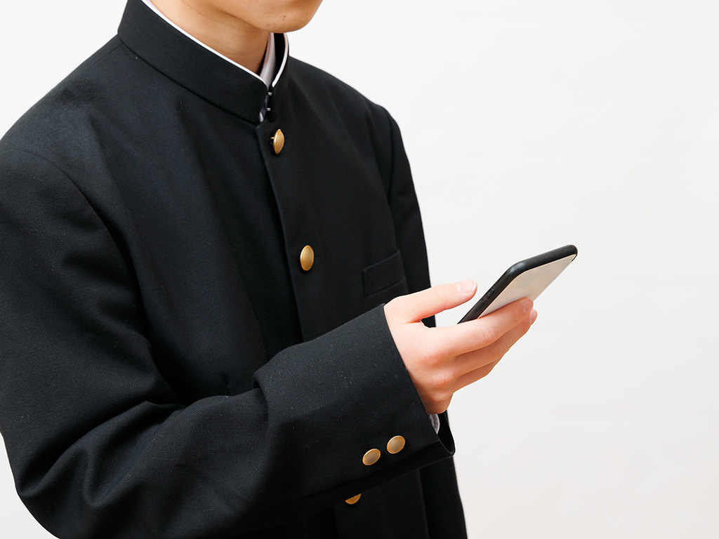 文科省、中学生のスマホ持ち込み容認へ ルール作り条件