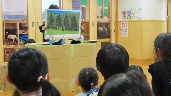 「林業」をテーマにしたグループは、地域の保育園で物語を発表した＝撮影：藤井孝良