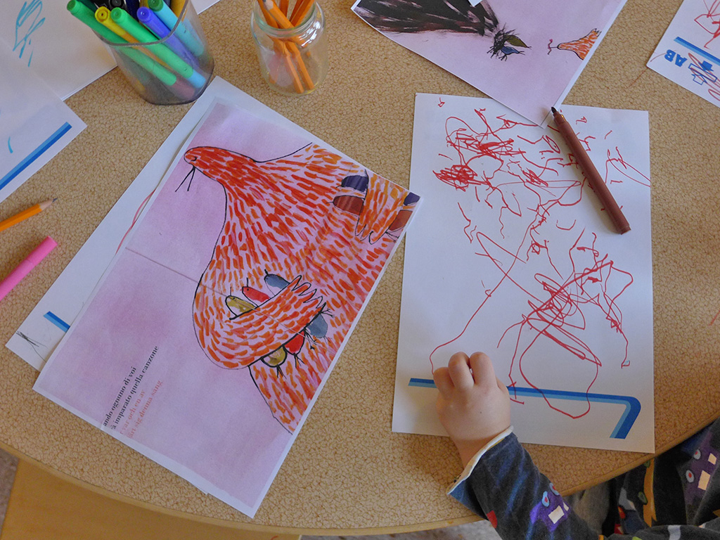 鳥の絵を描く子供
