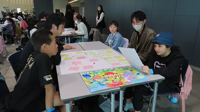 「人生設計」を発表する子どもたち＝撮影：藤井孝良、撮影協力：SHIBUYA QWS（渋谷キューズ）