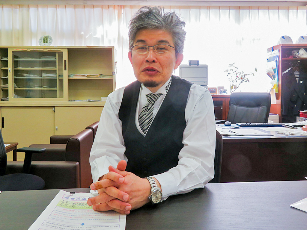 子供の命を守ることを最優先にした同校の対策を説明する田村校長