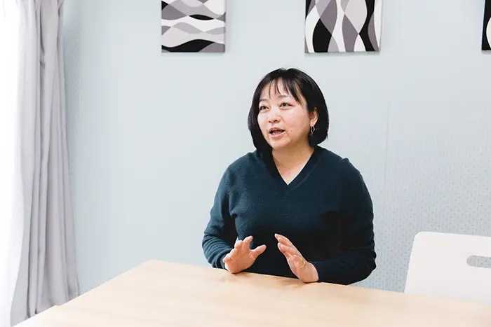 「概念型のカリキュラムと指導」公認トレーナーの資格を持つ秋吉梨恵子さん＝撮影:市川五月
