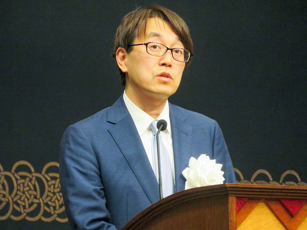 羽生善治九段、人が上達する秘訣を語る 優秀教職員表彰式