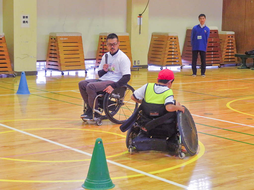 車いすラグビーを児童が体験 「どうすればできるか」考えよう