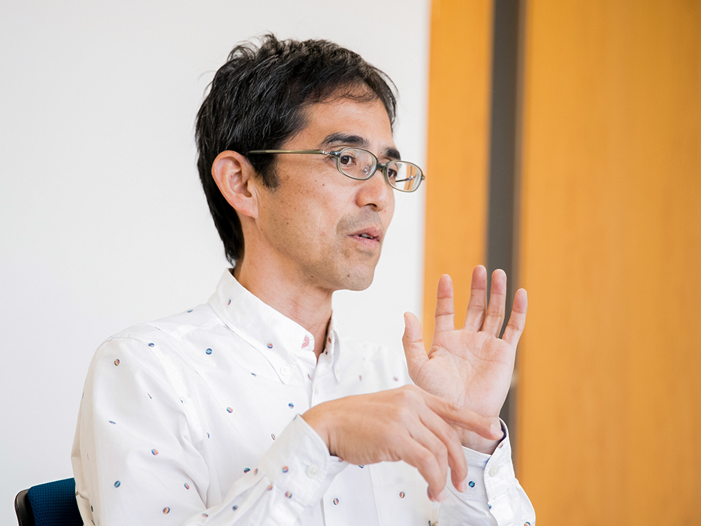 自らの授業について説明する井本教諭