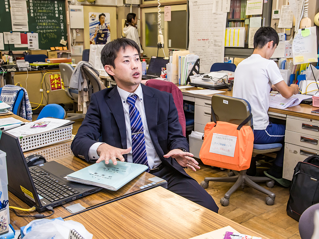 職員室でも若手教員と近い席にするなど、若手と意識的につながる工夫をしている