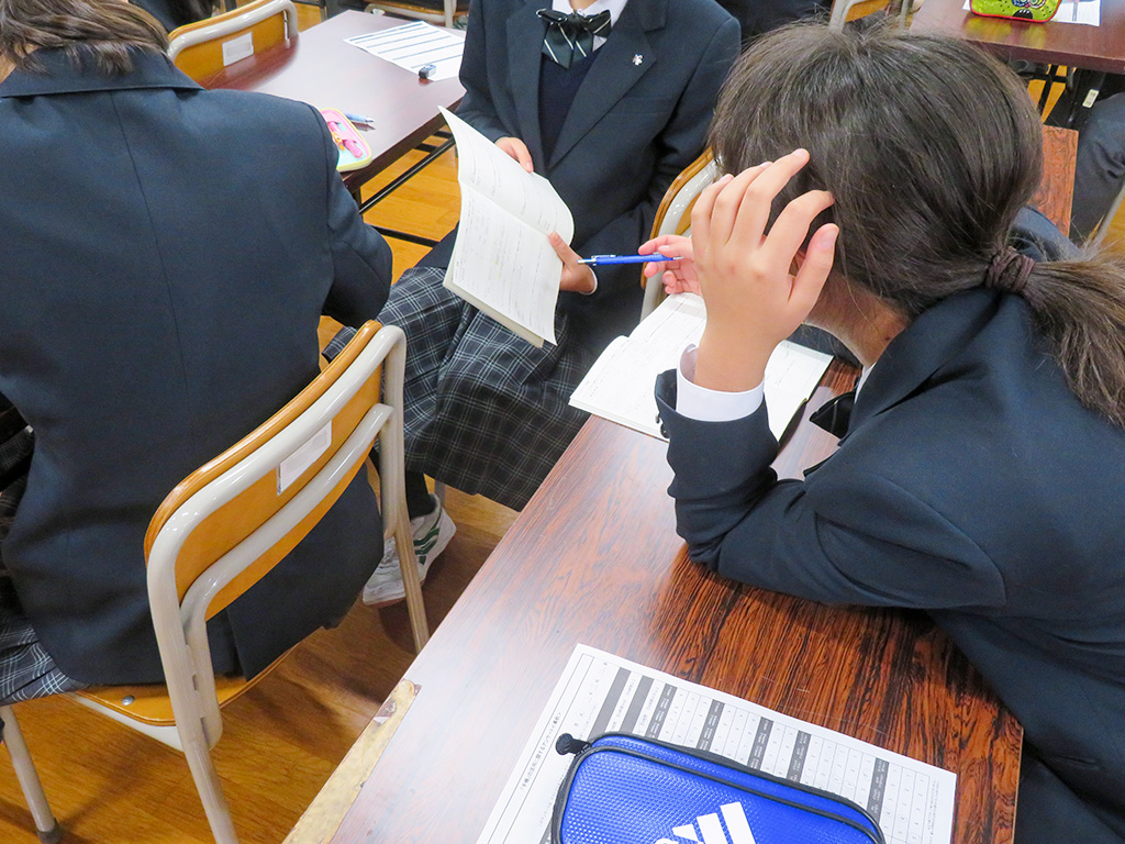 お互いの時間の使い方を見比べる生徒