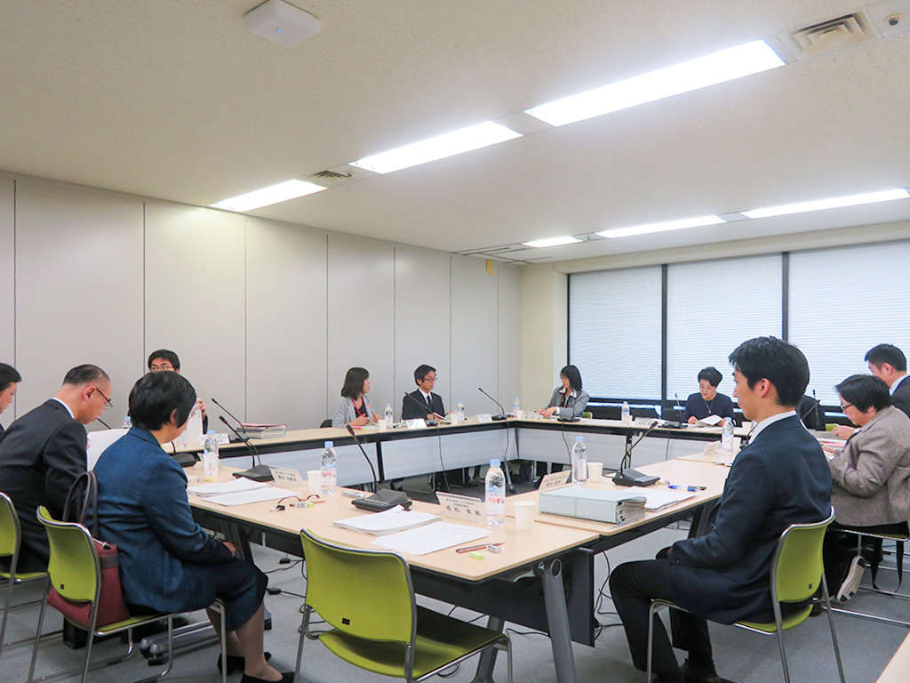 体罰によらない子育て 厚労省がガイドライン素案
