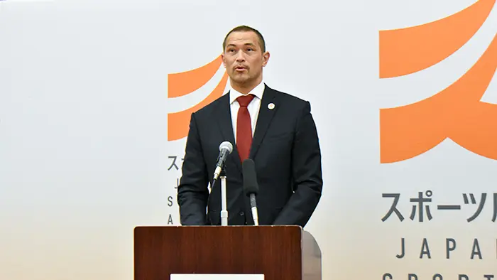 記者懇談会で部活動改革の進捗状況を説明する室伏長官＝撮影：大久保昂