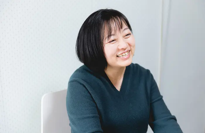 公認トレーナーの資格を取ろうと思った経緯について話す秋吉さん＝撮影:市川五月