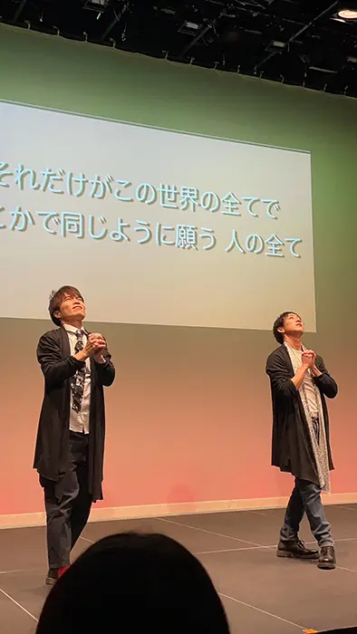 手話通訳をしているイベントで、「ケーマトーマ」として手話通訳を披露＝水野教諭提供
