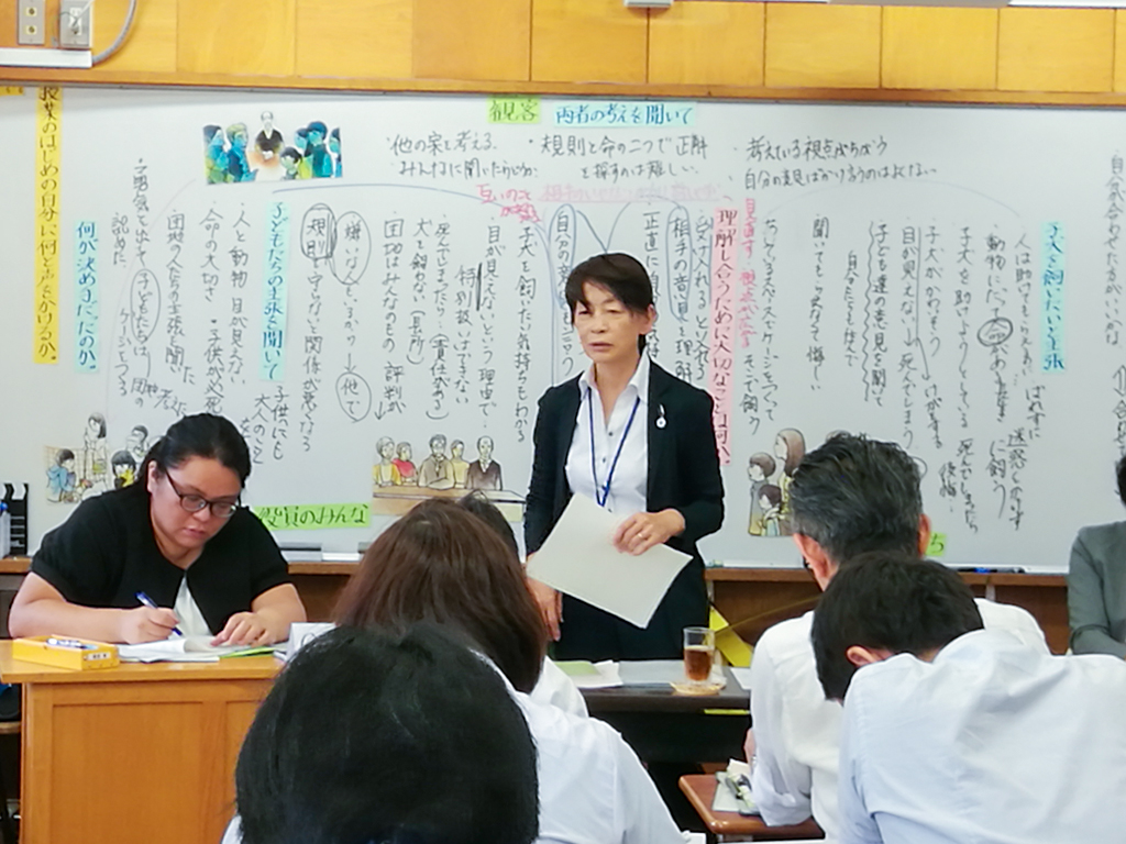 講評する東京都教職員研修センターの朝倉喩美子教授