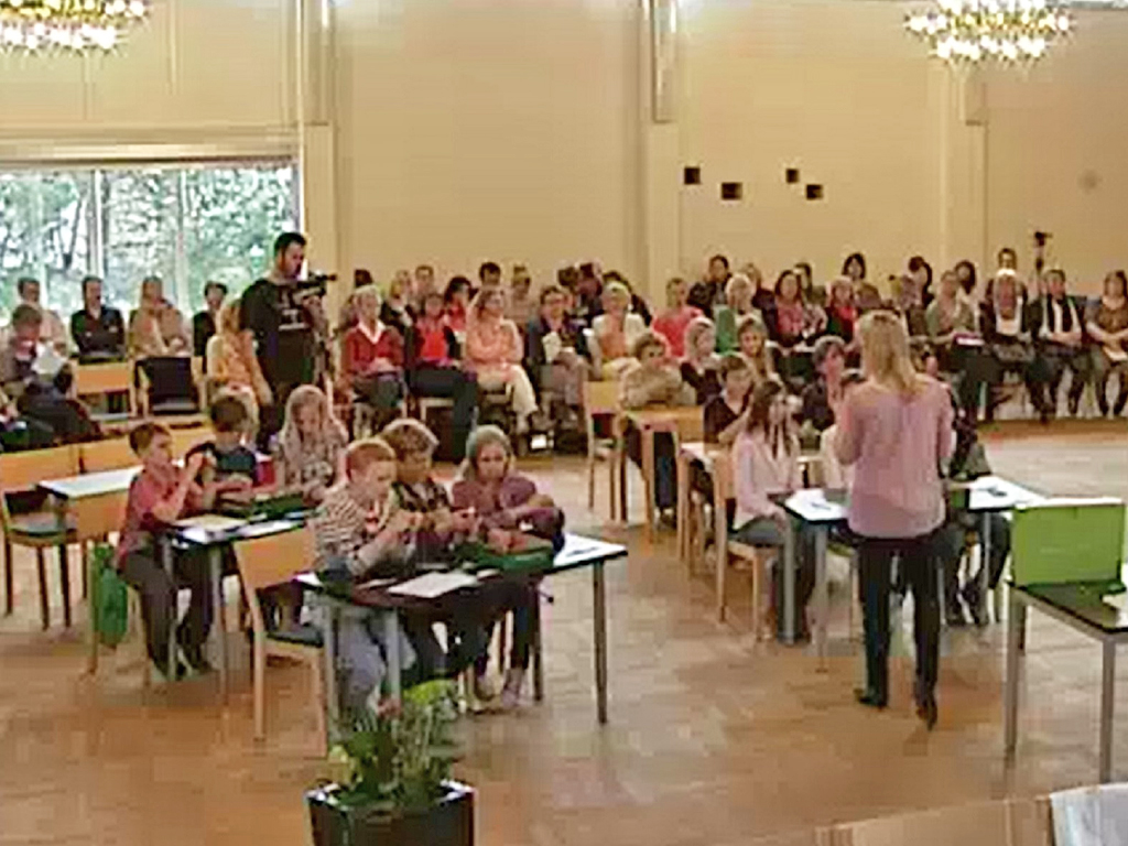 スウェーデンで初めての授業研究会（記録ビデオから）