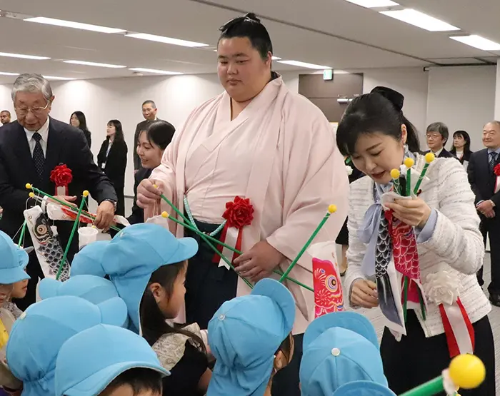ミニこいのぼり手に園児ら笑顔 こども家庭庁「掲揚式」