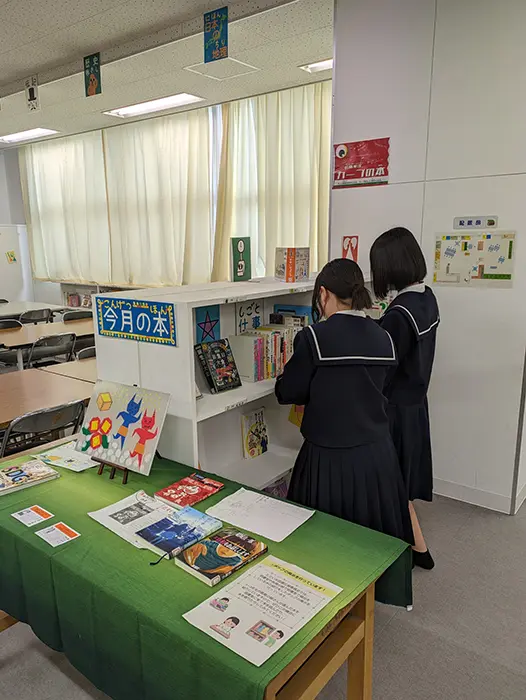 図書館内の今月の推薦本のコーナー