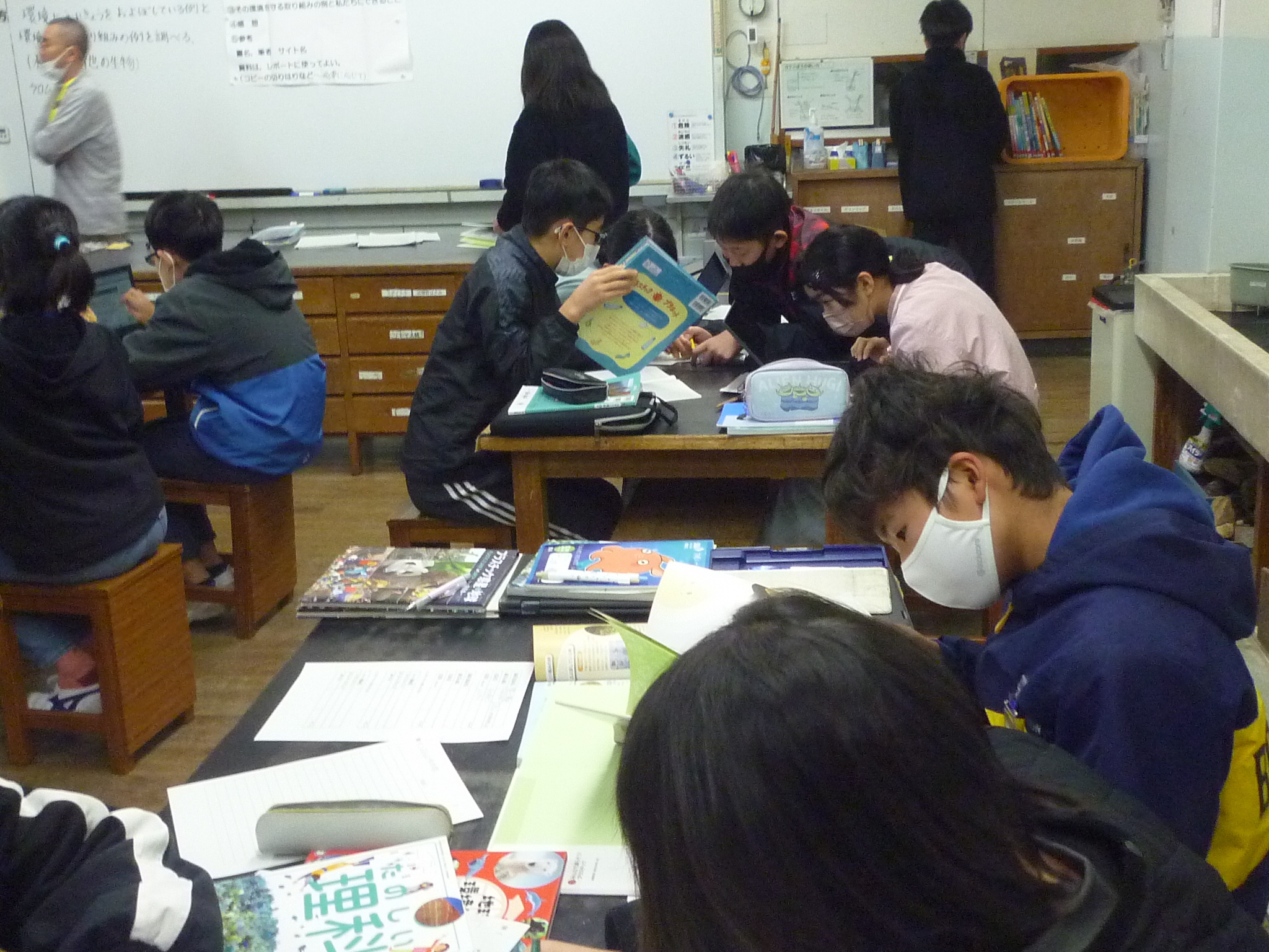 理科の授業における調べ学習の様子