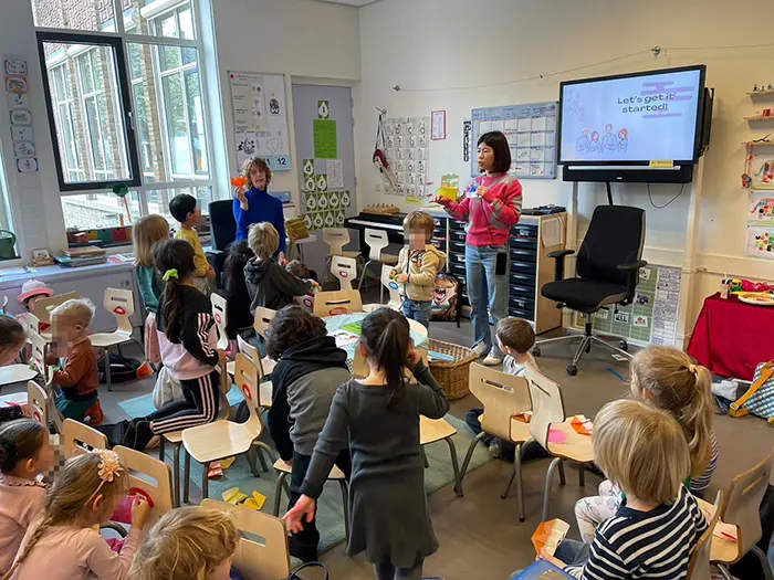 オランダの子どもたちに授業をする様子＝筆者提供