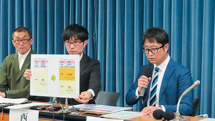 記者会見で主任教諭の実情を伝える五十嵐さん（右）＝撮影：藤井孝良