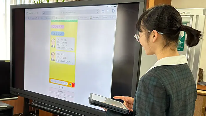 GIGA端末を使って学長に説明=提供:毛利教授