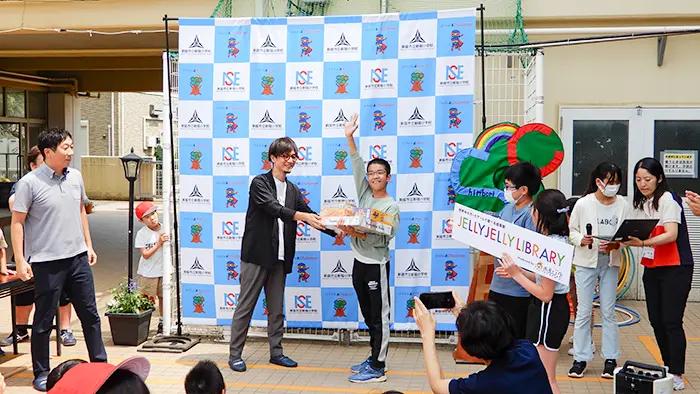 ボードゲームの贈呈式が行われた＝撮影：松井聡美