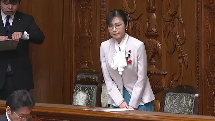 参議院本会議でこども性暴力防止法が可決し、一礼する加藤鮎子こども政策担当相＝参議院インターネット審議中継より