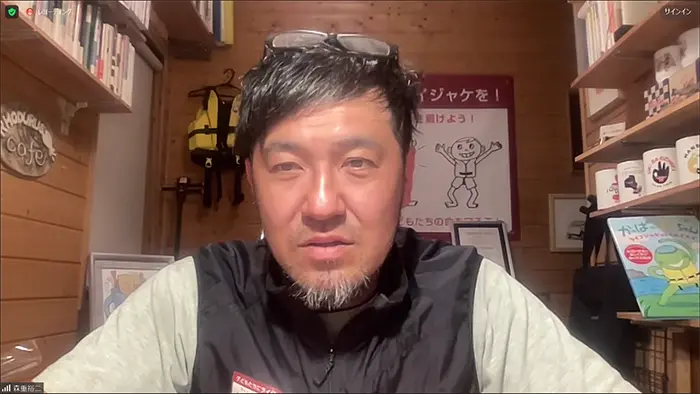 海外には、プールにライフジャケットが置かれているのが当たり前の国もあると話す＝オンラインで取材
