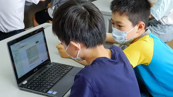 生成AIの特性や仕組みを学ぶ子どもたち