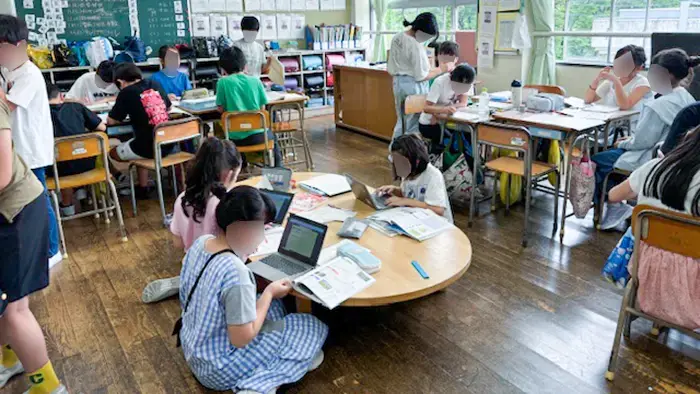 学びたい教科を選び、自主的に学ぶ児童ら＝撮影: 鈴木款