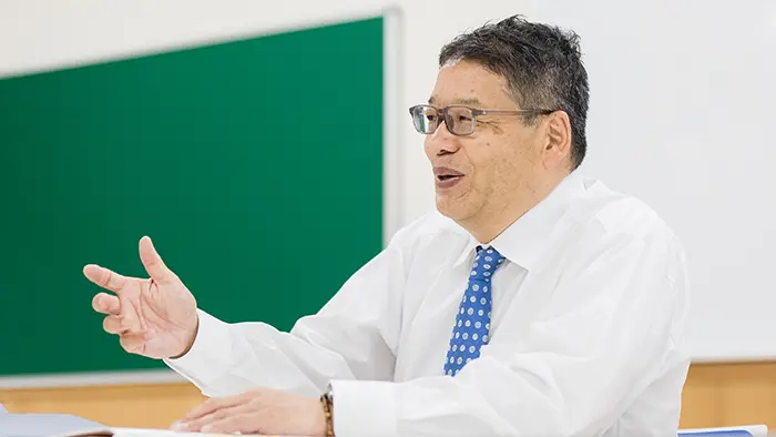 研究組織の在り方を話し合いで決めたことが成功体験になったと話す加藤校長＝撮影：市川五月