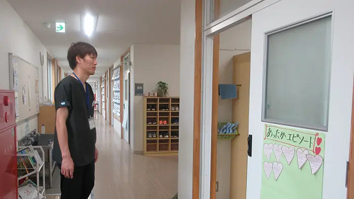 1日2回は校内を巡り、保健室に来た児童がどうしているかなど、子供たちの様子を見て回ることにしている＝撮影：川嶋千恵