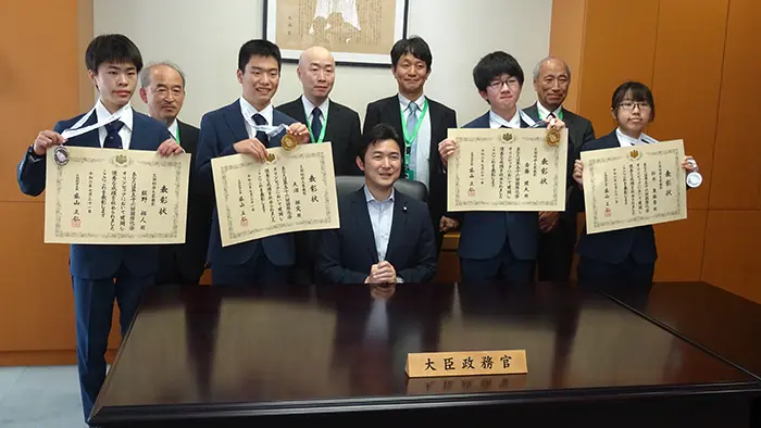 国際化学五輪のメダリスト4人 文科政務官を表敬訪問