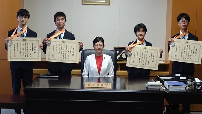 国際生物学五輪で全員メダル獲得 文科省に成果報告