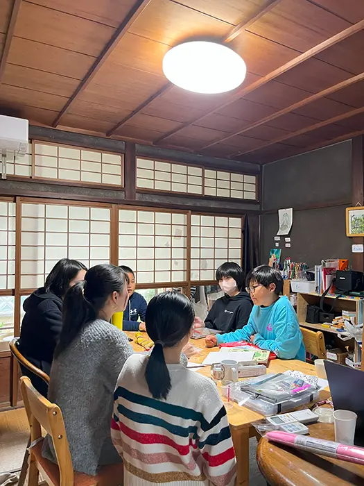 ミーティングの様子。進行は全て子どもたちに委ねられている＝長村さん提供