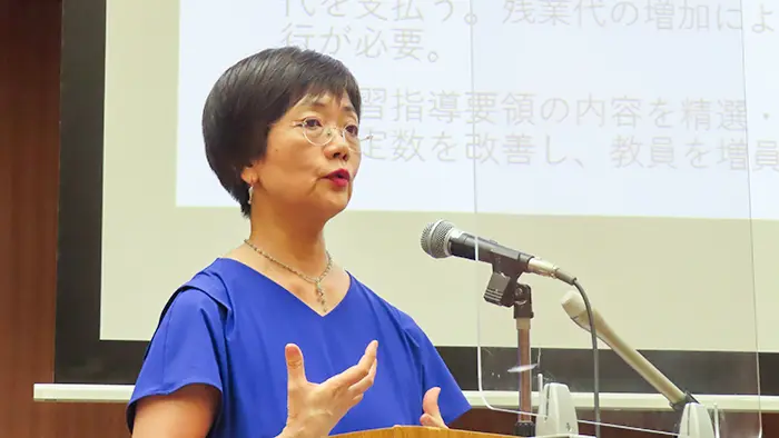 学校の負担が増え続ける政策の構造を批判する本田教授＝撮影：藤井孝良