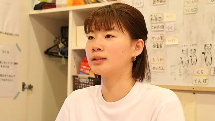 小学生の頃、学校に行かなくなった経緯を語る長村さん＝撮影：佐藤明彦