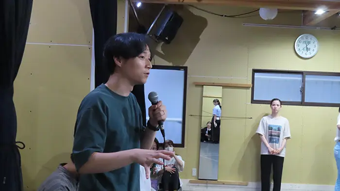 指導をする山崎さん＝撮影：藤井孝良