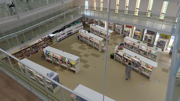 新しい校舎のシンボルとして誕生した光明学園の学校図書館＝撮影：藤井孝良