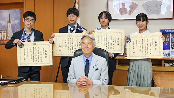 国際地学・数学五輪の日本代表選手ら 盛山文科相を表敬訪問