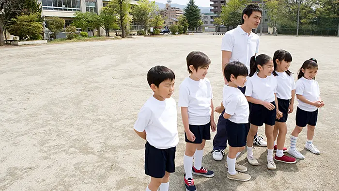 学校の「体育座り」長時間強要しない 滋賀・近江八幡市教委