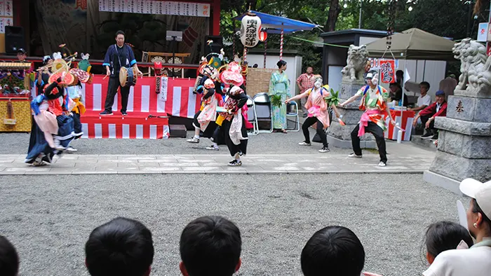 地元の小学生らが見つめる中、中学生も参加する舞が奉納された＝撮影:小松亜由子