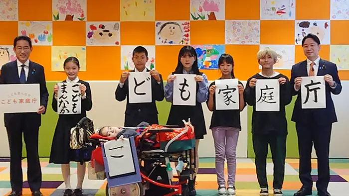 子どもたちと、こども家庭庁の発足に立ち会う岸田首相（左）