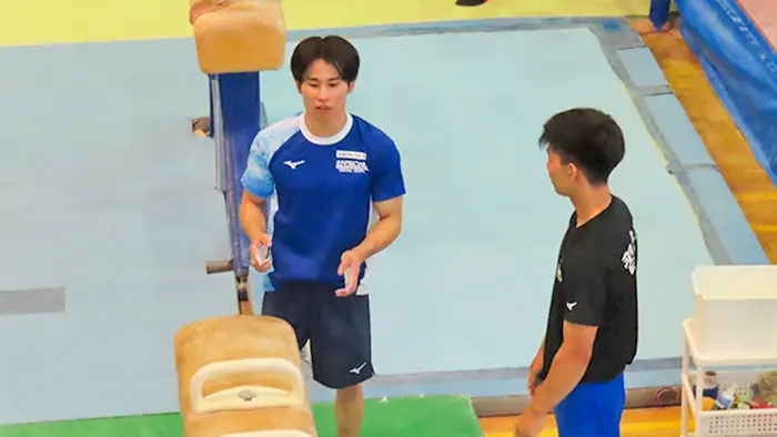 体操競技部の生徒にアドバイスする萱選手＝撮影：藤井孝良