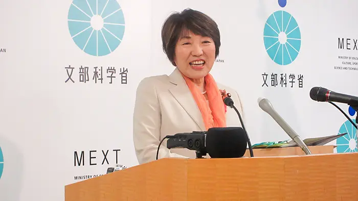 就任記者会見に臨む阿部文科相＝撮影：川嶋千恵