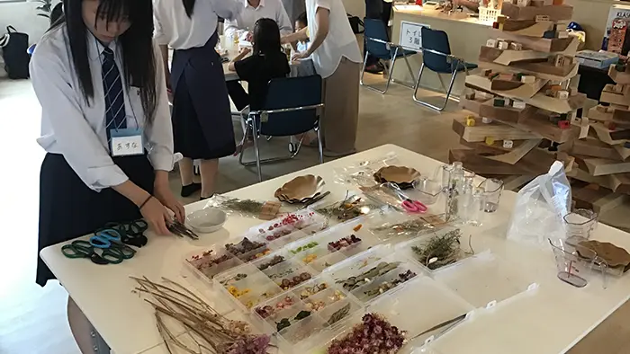 「ハーバリウム班」は、小学生を招いてインテリアフラワーを一緒に作った＝寺田教諭提供