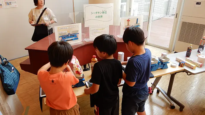 シーチキンなど、子どもの身近にあるものを教材として用意＝撮影：松井聡美