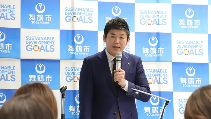 舞鶴市の取り組みを説明する鴨田市長＝撮影：水野拓昌
