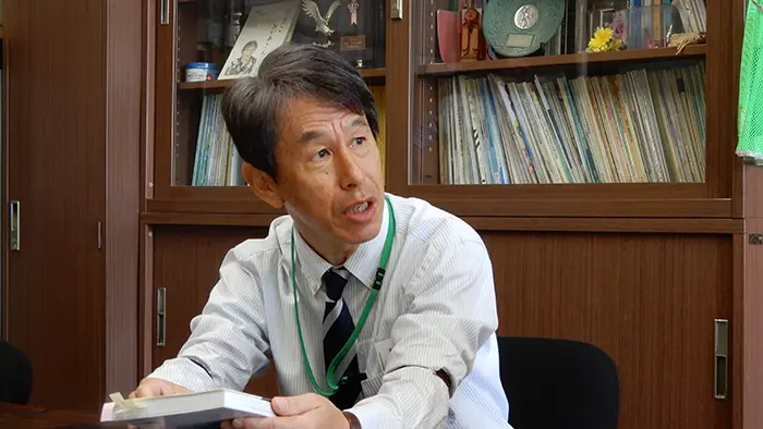 各校で家庭訪問なども含め、きめ細やかな対応をする安藤主任教諭＝撮影：松井聡美